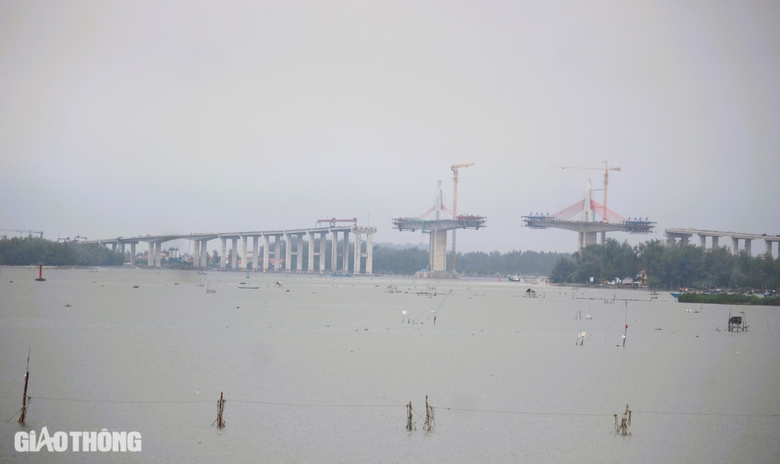 Cận cảnh công trình cầu dài 2,3km qua cửa biển ở Huế sắp hợp long- Ảnh 8. Cận cảnh công trình cầu dài 2,3km qua cửa biển ở Huế sắp hợp long- Ảnh 8.