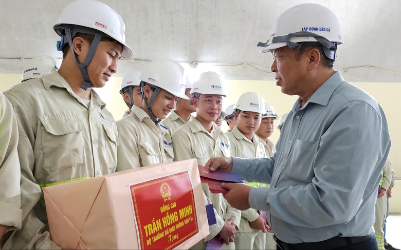 Bộ trưởng Bộ GTVT: Ho&agrave;n th&agrave;nh cao tốc Quảng Ng&atilde;i  - Ho&agrave;i Nhơn trong năm 2025- Ảnh 5.