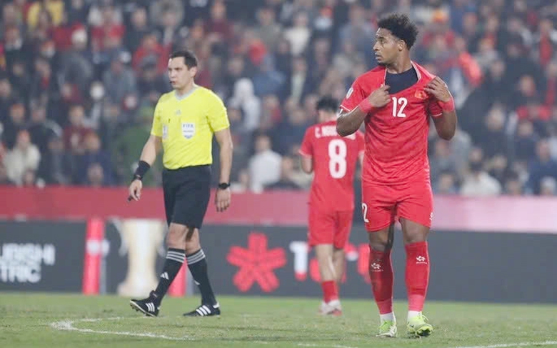 Chiếc &aacute;o bị k&eacute;o r&aacute;ch của Xu&acirc;n Son tại AFF Cup được b&aacute;n với gi&aacute; cao bất ngờ- Ảnh 1.