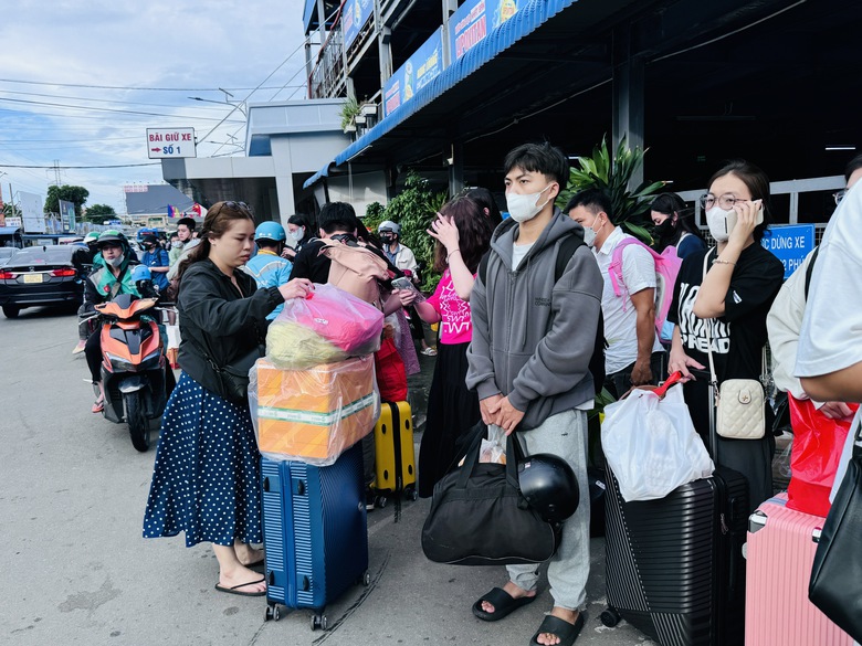 TP.HCM: V&eacute; xe Tết vẫn c&ograve;n khoảng 50%- Ảnh 4.