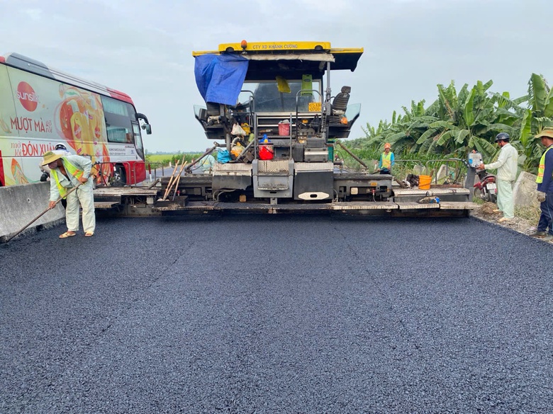 Tăng ca k&iacute;p, thi c&ocirc;ng xuy&ecirc;n Tết đua tiến độ n&acirc;ng cấp tuyến Lộ Tẻ - Rạch Sỏi- Ảnh 1.