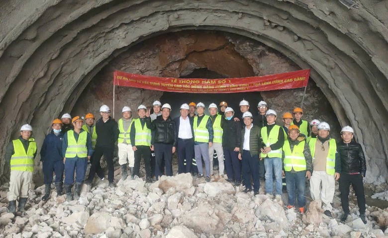 Đ&agrave;o th&ocirc;ng hai hầm xuy&ecirc;n n&uacute;i tr&ecirc;n cao tốc Đồng Đăng - Tr&agrave; Lĩnh- Ảnh 1.