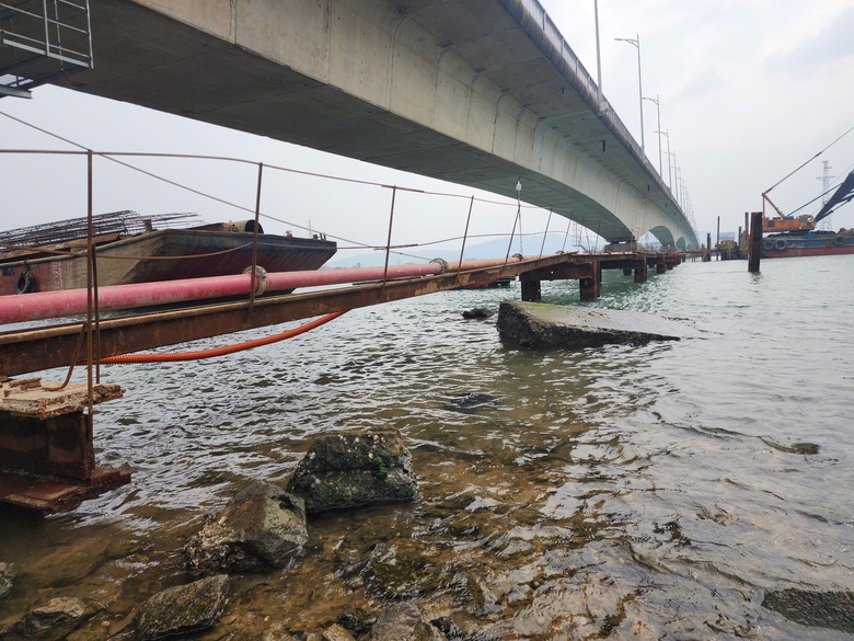 Quảng Bình: Cầu sông Gianh, Quán Hàu đang được thi công như thế nào?- Ảnh 1. Quảng Bình: Cầu sông Gianh, Quán Hàu đang được thi công như thế nào?- Ảnh 1.