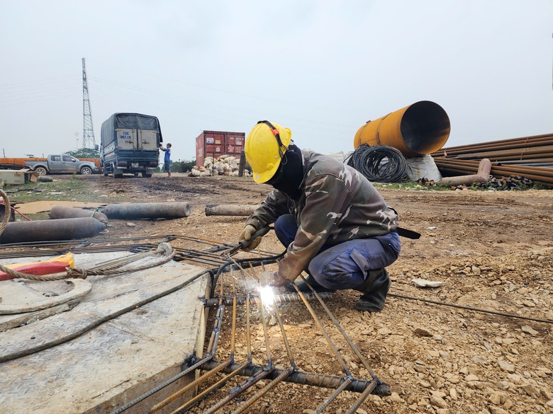 Quảng Bình: Cầu sông Gianh, Quán Hàu đang được thi công như thế nào?- Ảnh 3. Quảng Bình: Cầu sông Gianh, Quán Hàu đang được thi công như thế nào?- Ảnh 3.