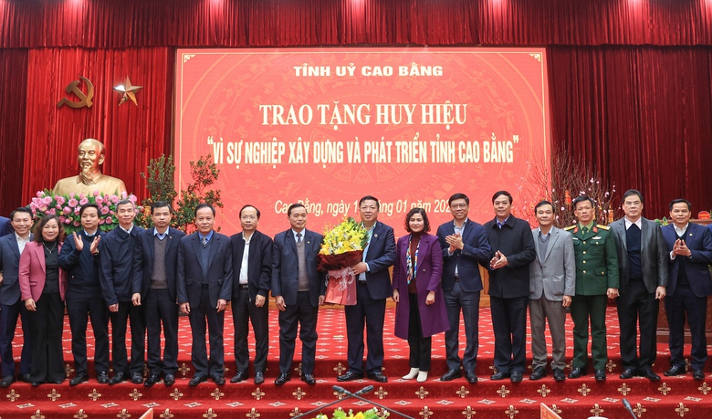 Bộ trưởng Trần Hồng Minh nhận Huy hiệu "V&igrave; sự nghiệp x&acirc;y dựng v&agrave; ph&aacute;t triển tỉnh Cao Bằng"- Ảnh 2.