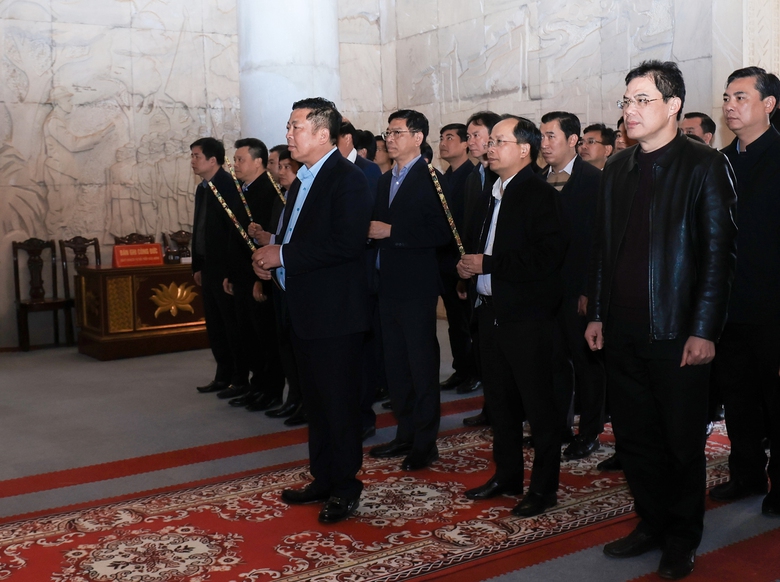 Bộ trưởng Trần Hồng Minh nhận Huy hiệu "V&igrave; sự nghiệp x&acirc;y dựng v&agrave; ph&aacute;t triển tỉnh Cao Bằng"- Ảnh 4.