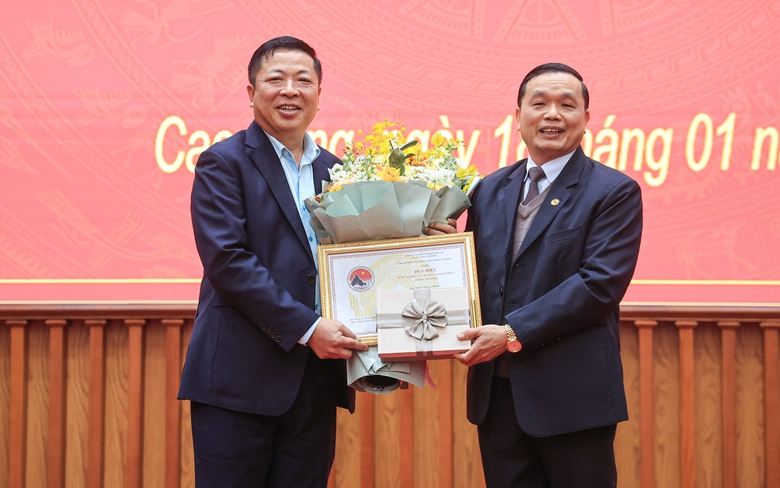 Bộ trưởng Trần Hồng Minh nhận Huy hiệu 'V&igrave; sự nghiệp x&acirc;y dựng v&agrave; ph&aacute;t triển tỉnh Cao Bằng'