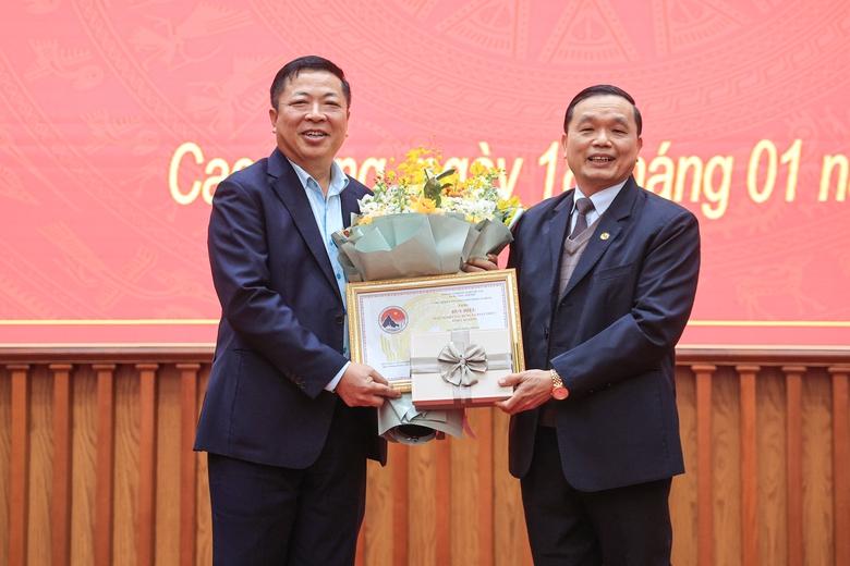 Bộ trưởng Trần Hồng Minh nhận Huy hiệu "V&igrave; sự nghiệp x&acirc;y dựng v&agrave; ph&aacute;t triển tỉnh Cao Bằng"- Ảnh 1.