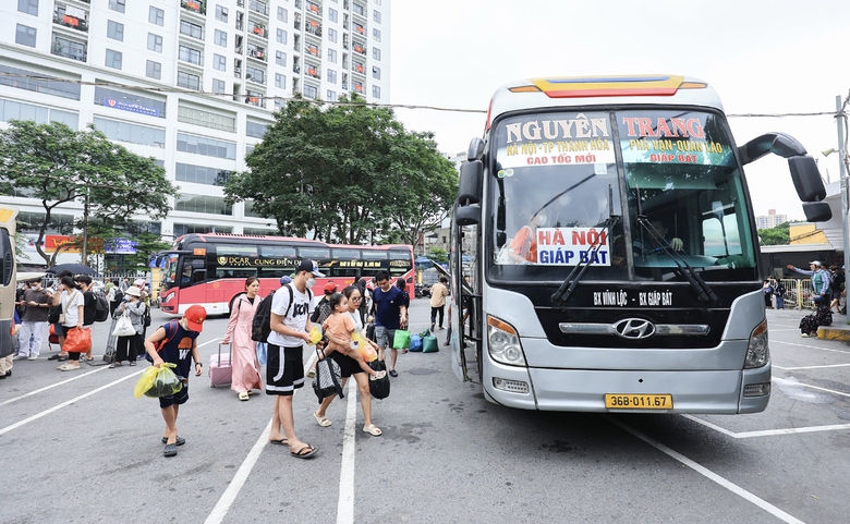 Đặt trước xe kh&aacute;ch dịp Tết: Tuyến &ldquo;ch&aacute;y v&eacute;&rdquo;, tuyến vắng vẻ- Ảnh 6.