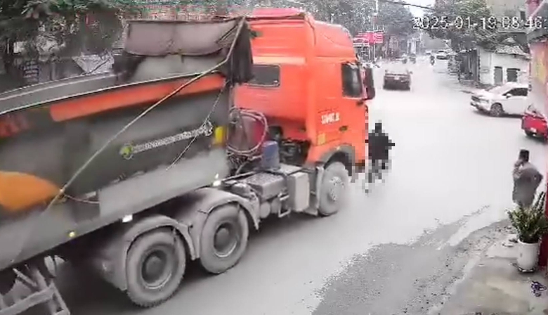 Bị xe đầu k&eacute;o cuốn v&agrave;o gầm, cụ &ocirc;ng tử vong thương t&acirc;m- Ảnh 1.