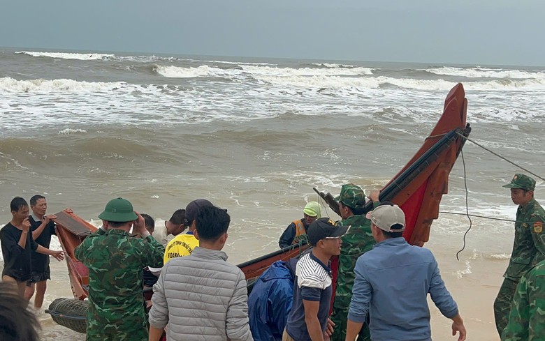 Kịp thời cứu hộ thuyền đ&aacute;nh c&aacute; v&agrave; 3 ngư d&acirc;n Quảng Trị gặp nạn tr&ecirc;n biển- Ảnh 1.