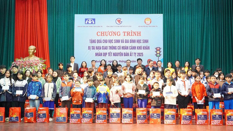 Tặng qu&agrave; Tết cho học sinh, gia đ&igrave;nh bị TNGT ho&agrave;n cảnh kh&oacute; khăn ở Quảng Trị- Ảnh 1.