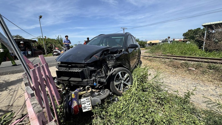 B&igrave;nh Thuận: &Ocirc; t&ocirc; va chạm t&agrave;u hỏa, 1 người bị thương- Ảnh 1.