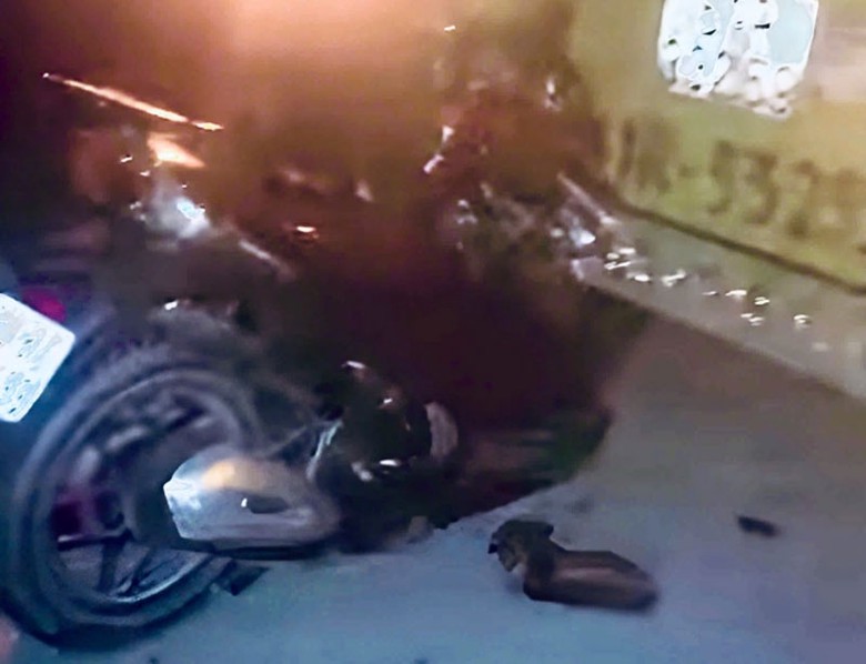 Chiếc xe SH găm chặt v&agrave;o đu&ocirc;i &ocirc; t&ocirc; đầu k&eacute;o.