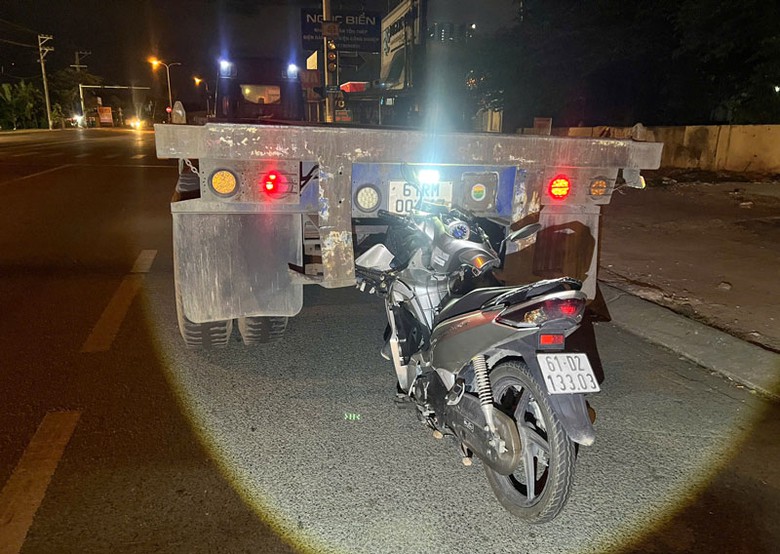 Chiếc xe m&aacute;y găm chặt v&agrave;o đu&ocirc;i &ocirc; t&ocirc; đầu k&eacute;o.