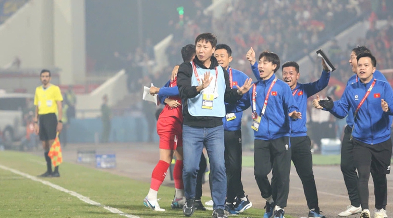 Thắng Th&aacute;i Lan tr&ecirc;n s&acirc;n nh&agrave; sau 27 năm, HLV Kim Sang-sik vẫn tiếc nuối điều n&agrave;y- Ảnh 1.