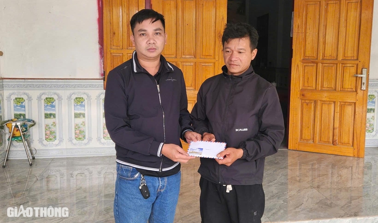 B&aacute;o Giao th&ocirc;ng trao tiền bạn đọc hỗ trợ b&eacute; 8 th&aacute;ng tuổi mồ c&ocirc;i mẹ do tai nạn giao th&ocirc;ng- Ảnh 1.