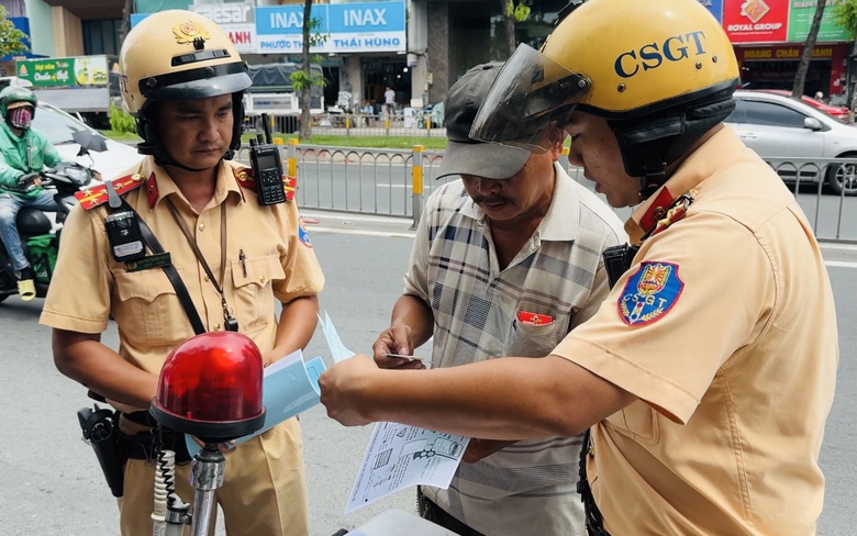 TP.HCM: Gần 100 người vượt đ&egrave;n đỏ bị xử l&yacute; trong ng&agrave;y đầu &aacute;p dụng nghị định 168