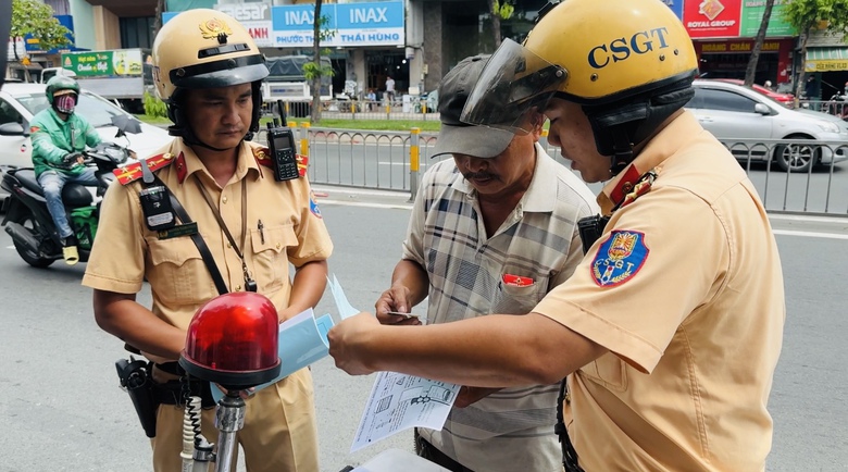 Ng&agrave;y đầu &aacute;p dụng Nghị định 168: Gần 100 người vượt đ&egrave;n đỏ ở TP.HCM bị xử l&yacute;- Ảnh 1.