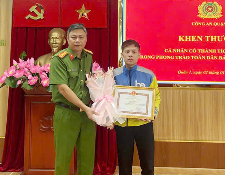 Can ngăn vụ ẩu đả, nam tài xế xe công nghệ được khen thưởng- Ảnh 1. Can ngăn vụ ẩu đả, nam tài xế xe công nghệ được khen thưởng- Ảnh 1.