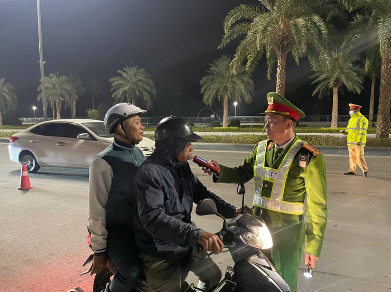 Dừng xe máy dắt bộ, tài xế “ngã ngửa” khi nghe mức phạt nồng độ cồn- Ảnh 1. Dừng xe máy dắt bộ, tài xế “ngã ngửa” khi nghe mức phạt nồng độ cồn- Ảnh 1.