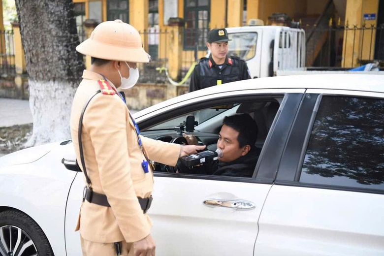 Tăng mức xử phạt vi phạm giao th&ocirc;ng, người d&acirc;n tại nhiều địa phương tự gi&aacute;c chấp h&agrave;nh- Ảnh 17.