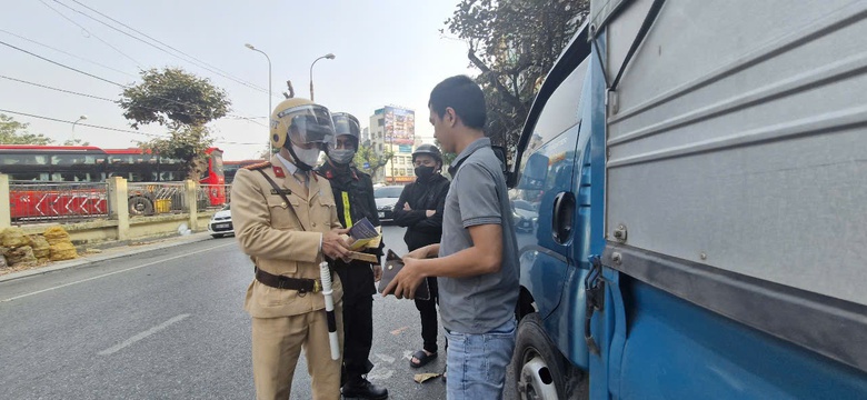 Tăng mức xử phạt vi phạm giao th&ocirc;ng, người d&acirc;n tại nhiều địa phương tự gi&aacute;c chấp h&agrave;nh- Ảnh 5.