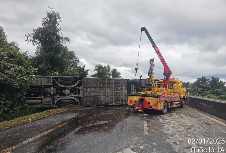 Xe kh&aacute;ch lật ngang quốc lộ 1, giao th&ocirc;ng &aacute;ch tắc cục bộ- Ảnh 1.