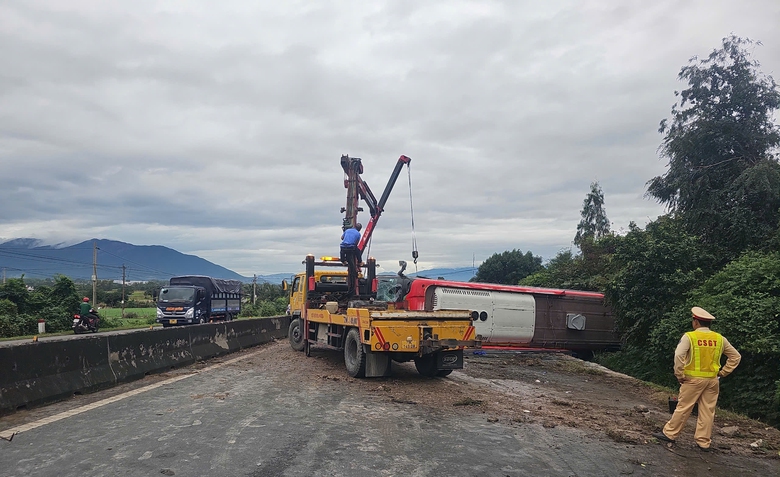 Xe kh&aacute;ch lật ngang quốc lộ 1, giao th&ocirc;ng &aacute;ch tắc cục bộ- Ảnh 2.