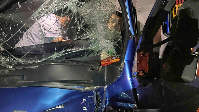 Hai xe tải va chạm tr&ecirc;n cao tốc Đ&agrave; Nẵng - Quảng Ng&atilde;i, t&agrave;i xế kẹt trong cabin- Ảnh 1.