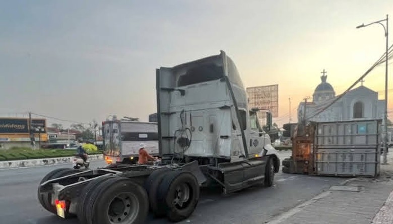 X&aacute;c định nguy&ecirc;n nh&acirc;n th&ugrave;ng xe container rơi xuống quốc lộ 1 qua Tiền Giang- Ảnh 1.