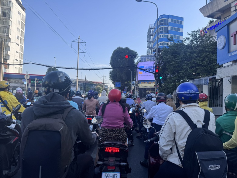 Giao th&ocirc;ng TP.HCM "dễ thở hơn" sau khi lắp nhiều đ&egrave;n cho xe m&aacute;y rẽ phải- Ảnh 2.