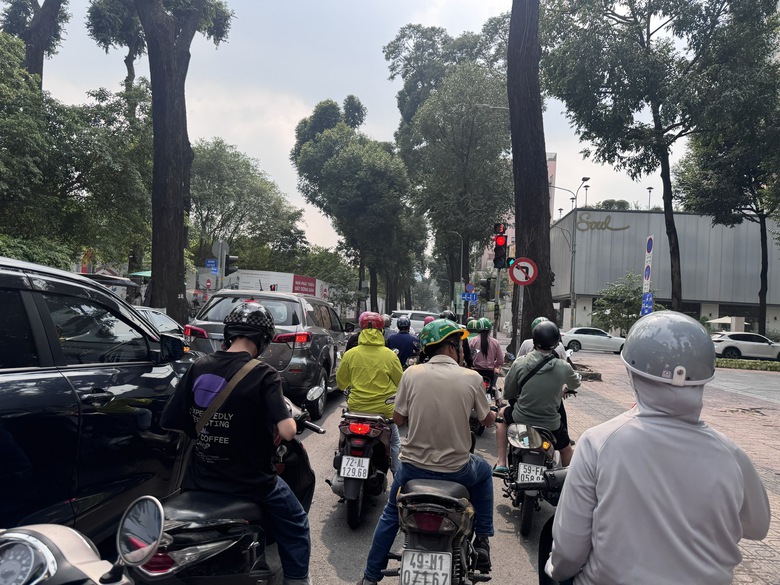 Giao th&ocirc;ng TP.HCM "dễ thở hơn" sau khi lắp nhiều đ&egrave;n cho xe m&aacute;y rẽ phải- Ảnh 1.