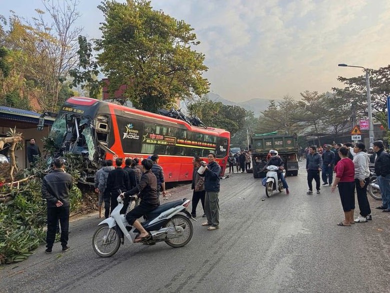 Xe kh&aacute;ch g&acirc;y tai nạn li&ecirc;n ho&agrave;n ở Sơn La- Ảnh 1.