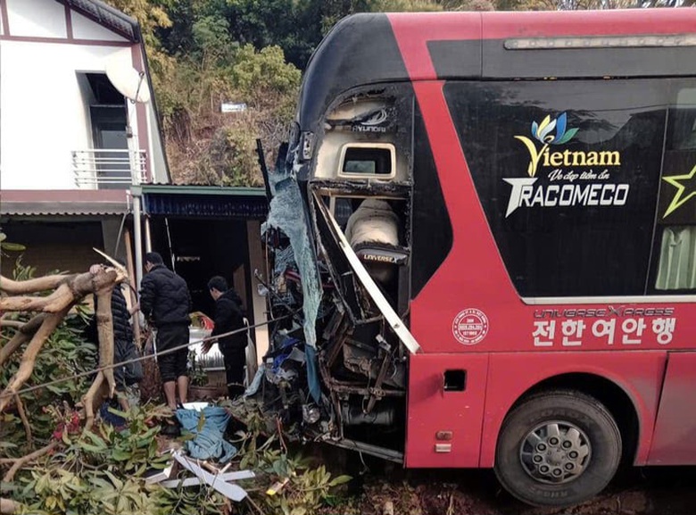 Xe kh&aacute;ch g&acirc;y tai nạn li&ecirc;n ho&agrave;n ở Sơn La- Ảnh 2.
