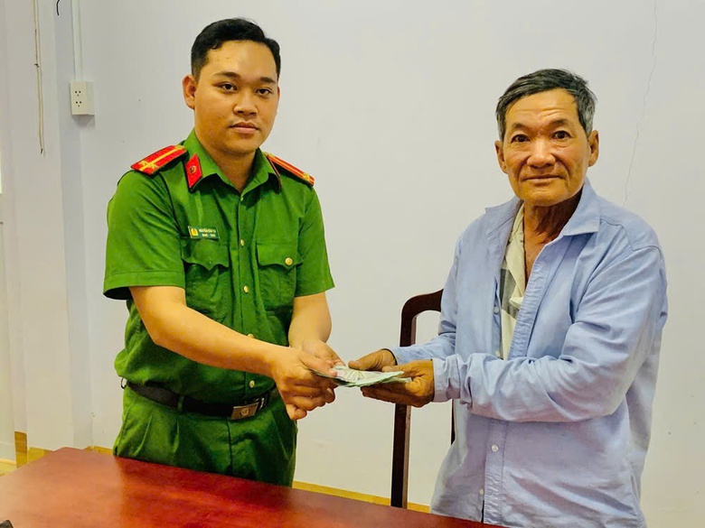 An Giang: Công an xã trao trả tài sản cho người đánh rơi- Ảnh 1. An Giang: Công an xã trao trả tài sản cho người đánh rơi- Ảnh 1.