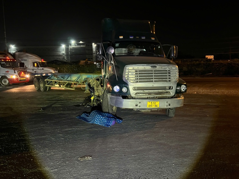 Xe đầu k&eacute;o &ocirc;m cua va chạm xe m&aacute;y, thanh ni&ecirc;n tử vong- Ảnh 1.