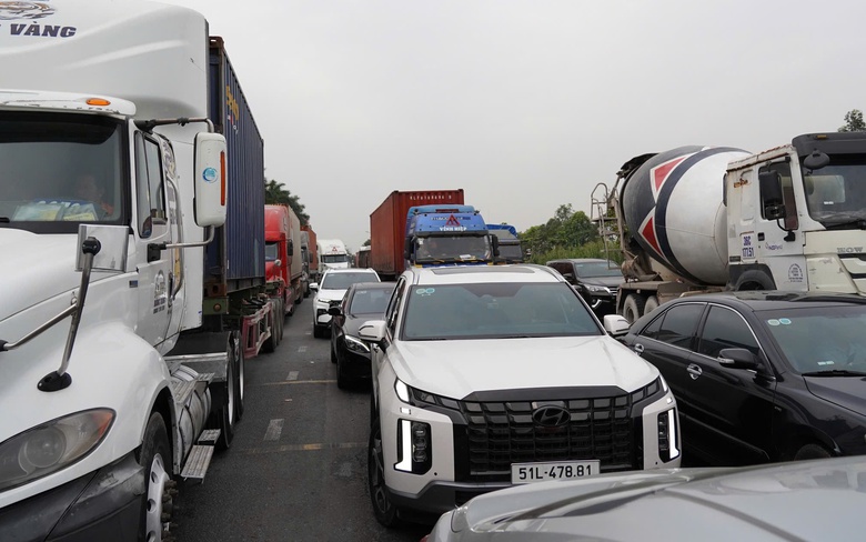 Từ s&aacute;ng đến trưa, h&agrave;ng trăm &ocirc; t&ocirc; nối đu&ocirc;i nh&iacute;ch từng bước ở cửa ng&otilde; ph&iacute;a Đ&ocirc;ng TP.HCM