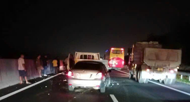 Tai nạn li&ecirc;n ho&agrave;n tr&ecirc;n cao tốc Phan Thiết -  Dầu Gi&acirc;y, phương tiện &ugrave;n ứ 12km- Ảnh 1.