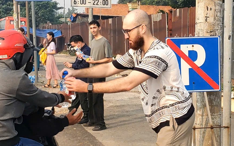 Nhiều người nước ngo&agrave;i tặng nước suối tiếp sức cho d&acirc;n về qu&ecirc; đ&oacute;n Tết- Ảnh 2.