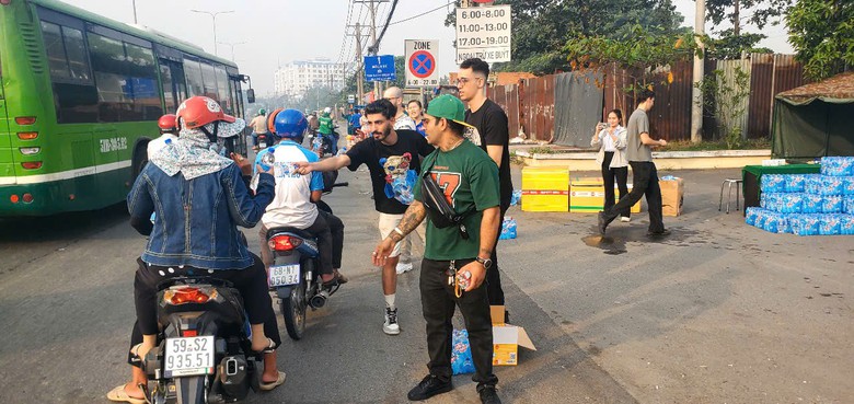 Nhiều người nước ngo&agrave;i tặng nước suối tiếp sức cho d&acirc;n về qu&ecirc; đ&oacute;n Tết- Ảnh 1.