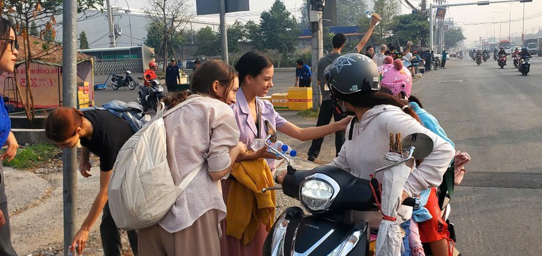 Nhiều người nước ngo&agrave;i tặng nước suối tiếp sức cho d&acirc;n về qu&ecirc; đ&oacute;n Tết- Ảnh 3.