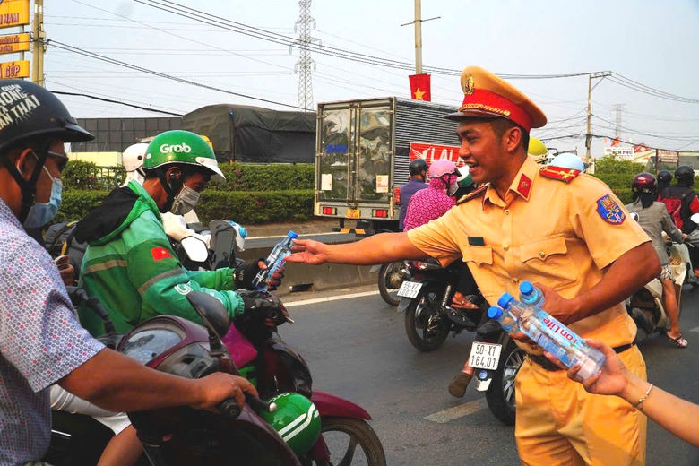 Nhiều người nước ngo&agrave;i tặng nước suối tiếp sức cho d&acirc;n về qu&ecirc; đ&oacute;n Tết- Ảnh 4.