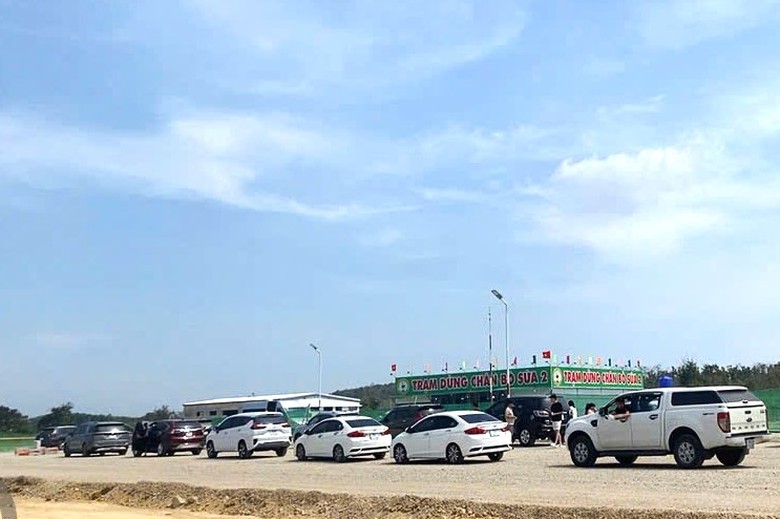 Xe cộ tấp nập ra vào trạm dừng nghỉ tạm trên cao tốc Vĩnh Hảo - Phan Thiết- Ảnh 1. Xe cộ tấp nập ra vào trạm dừng nghỉ tạm trên cao tốc Vĩnh Hảo - Phan Thiết- Ảnh 1.