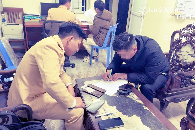 X&aacute;c minh vụ xe con tạt đầu xe kh&aacute;ch tr&ecirc;n cao tốc Nội B&agrave;i - L&agrave;o Cai- Ảnh 1.