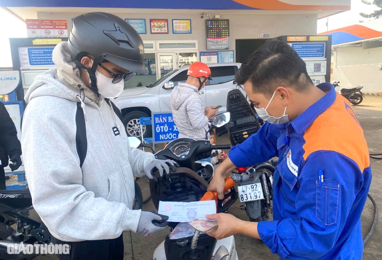 Người d&acirc;n ngỡ ng&agrave;ng khi CSGT dừng xe, gọi v&agrave;o tr&ecirc;n đường về qu&ecirc; đ&oacute;n Tết- Ảnh 10.