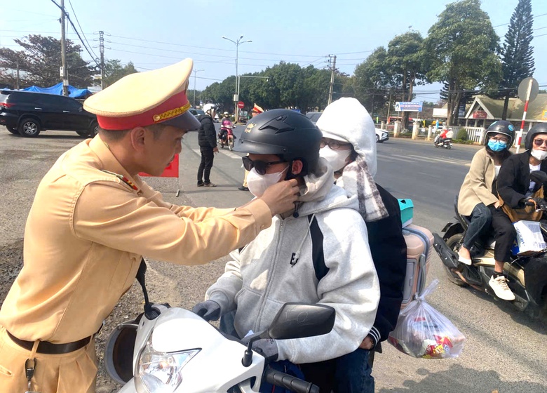 Người d&acirc;n ngỡ ng&agrave;ng khi CSGT dừng xe, gọi v&agrave;o tr&ecirc;n đường về qu&ecirc; đ&oacute;n Tết- Ảnh 9.