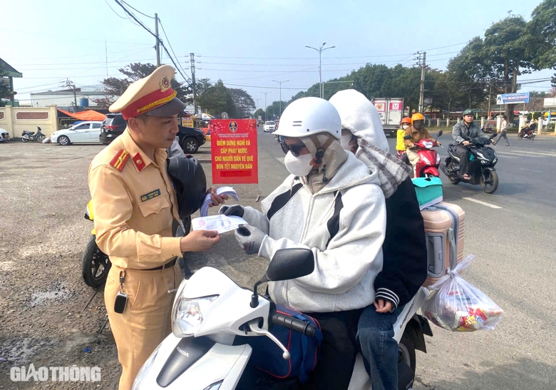 Người d&acirc;n ngỡ ng&agrave;ng khi CSGT dừng xe, gọi v&agrave;o tr&ecirc;n đường về qu&ecirc; đ&oacute;n Tết- Ảnh 8.