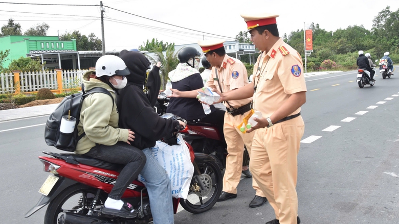Người d&acirc;n ngỡ ng&agrave;ng khi CSGT dừng xe, gọi v&agrave;o tr&ecirc;n đường về qu&ecirc; đ&oacute;n Tết- Ảnh 13.