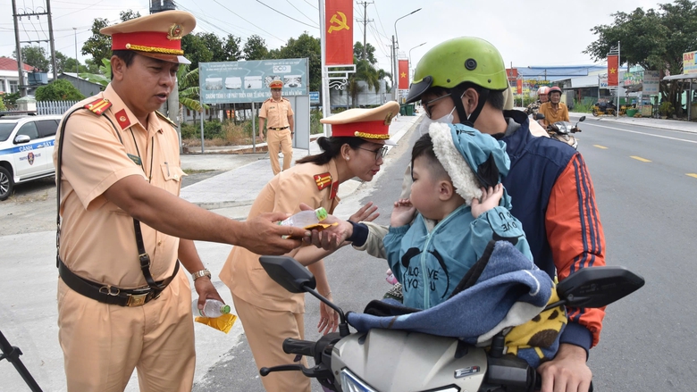 Người d&acirc;n ngỡ ng&agrave;ng khi CSGT dừng xe, gọi v&agrave;o tr&ecirc;n đường về qu&ecirc; đ&oacute;n Tết- Ảnh 12.